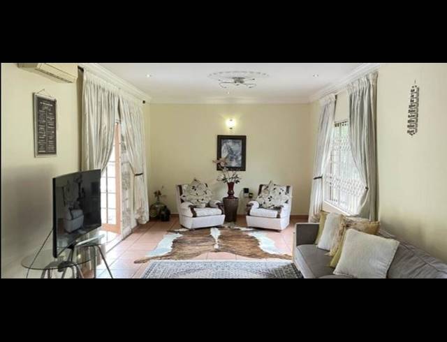 4 BEDROOM HOUSE FOR SALE IN VELD EN VLEI
